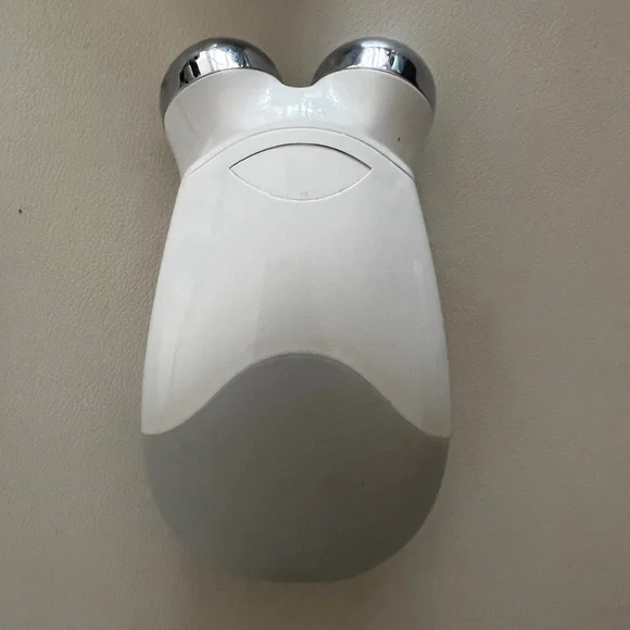 NuFace Trinity Pro Facial Toning Device - Like New - Picture 7 of 7